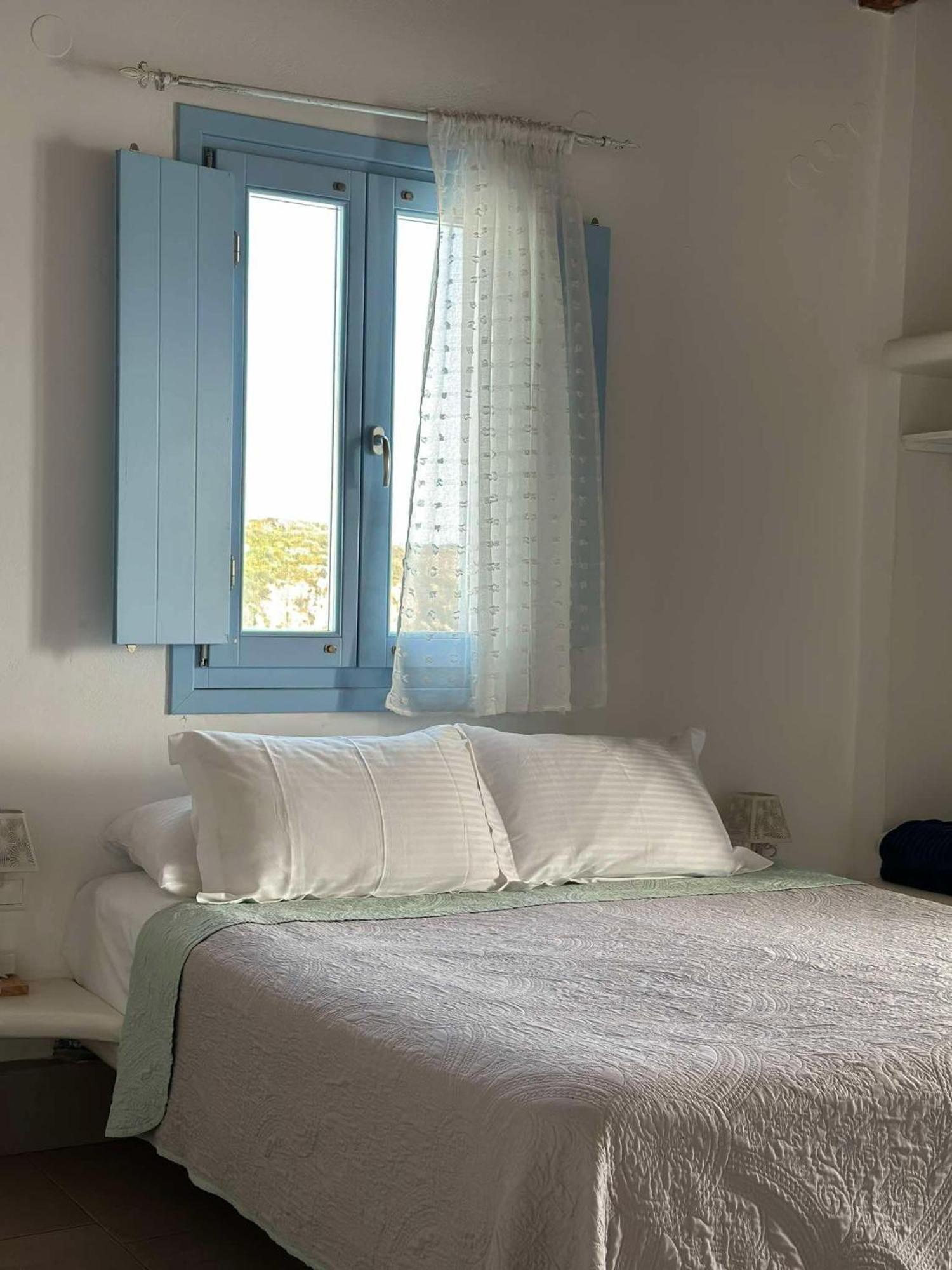 Betty Daire Plaka (Milos)
